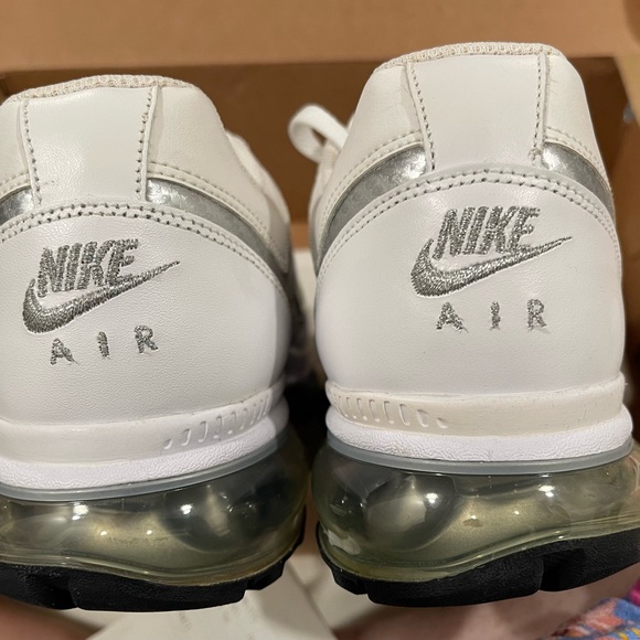 **FLASH  SALE** 
NIKE AIR MAX 2009 White Leather NEVER WORN - Size 6.5 -NO BOX - Picture 2 of 6